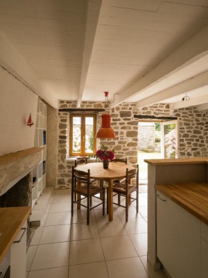 Ferienhaus - Blick von der Küche zur Essecke