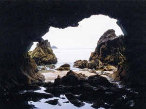 Grotte am Strand von la Palue