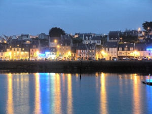 Camaret - Hafenpromenade am Abend