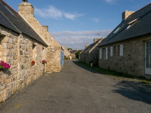 Menesguen - Blick in die Dorfstraße nach Süden